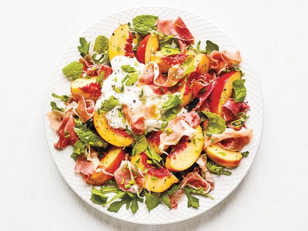 Peaches with burrata and prosciutto 