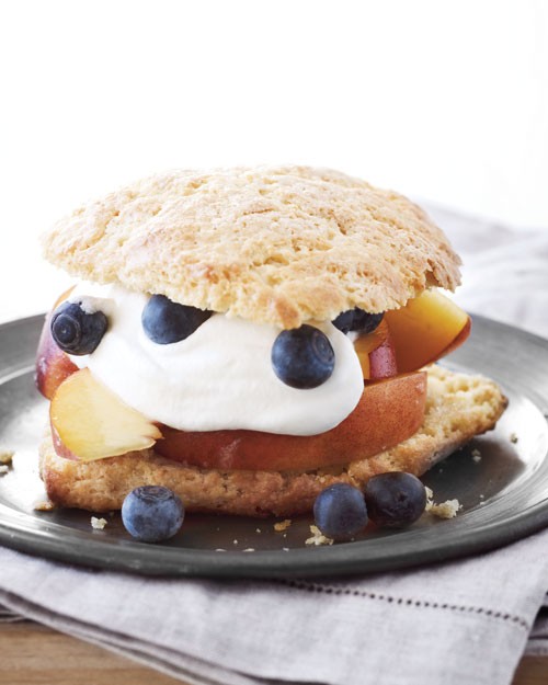 Peaches with cornmeal shortcakes