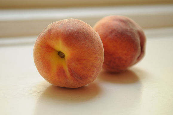 Peaches with crème fraîche, brown sugar, cinnamon and nutmeg