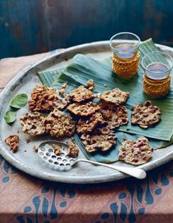 Peanut & lime leaf crackers (Kaki lima)