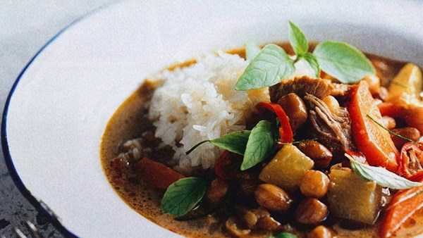 Peanut and pork curry
