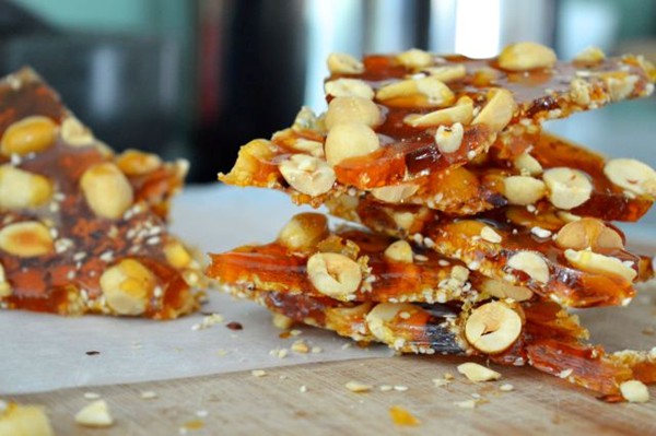 Peanut and sesame brittle