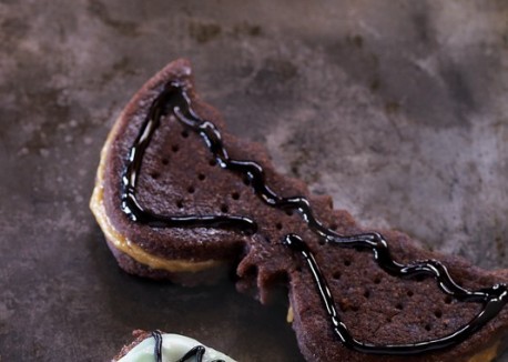 Peanut butter and chocolate batwich cookies