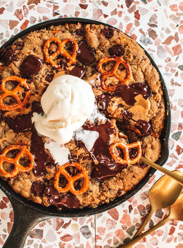 Peanut butter chocolate chip skillet cookie à la mode
