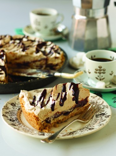 Peanut butter freezer pie with chocolate and bananas