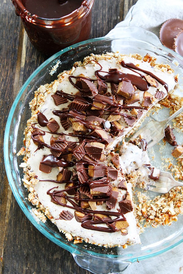 Peanut butter pretzel ice cream pie