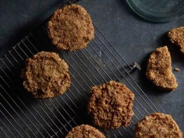 Peanut butter-quinoa flake cookies