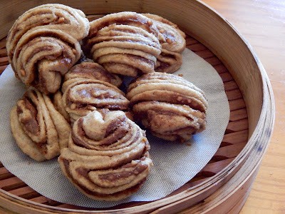 Peanut butter whole-wheat flower rolls (Huāshēngjiāng quánmài huājuăn / 花生醬全麥花捲)