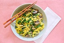 Peanut noodles with kale and mushrooms 