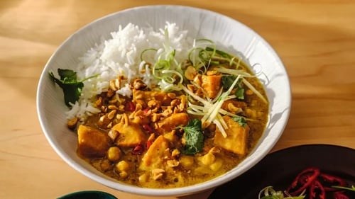 Peanut satay curry