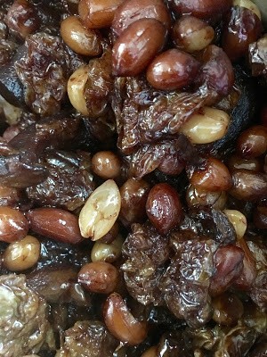 Peanuts and fried gluten (Huāshēng miànjīn / 花生麵筋)