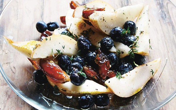 Pear and blueberries with thyme and dates