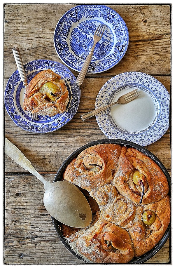 Pear and cinnamon roll bake