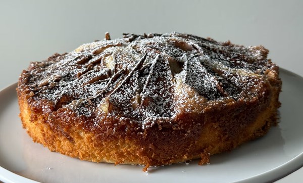 Pear and cinnamon snacking cake