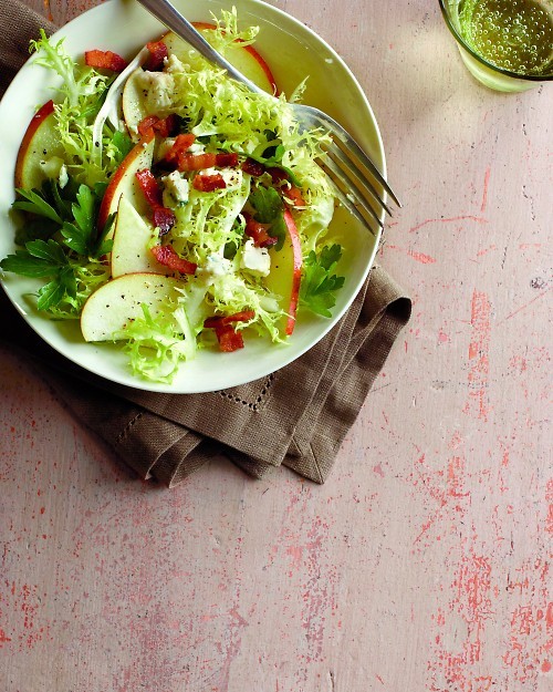 Pear and frisée salad with bacon and blue cheese