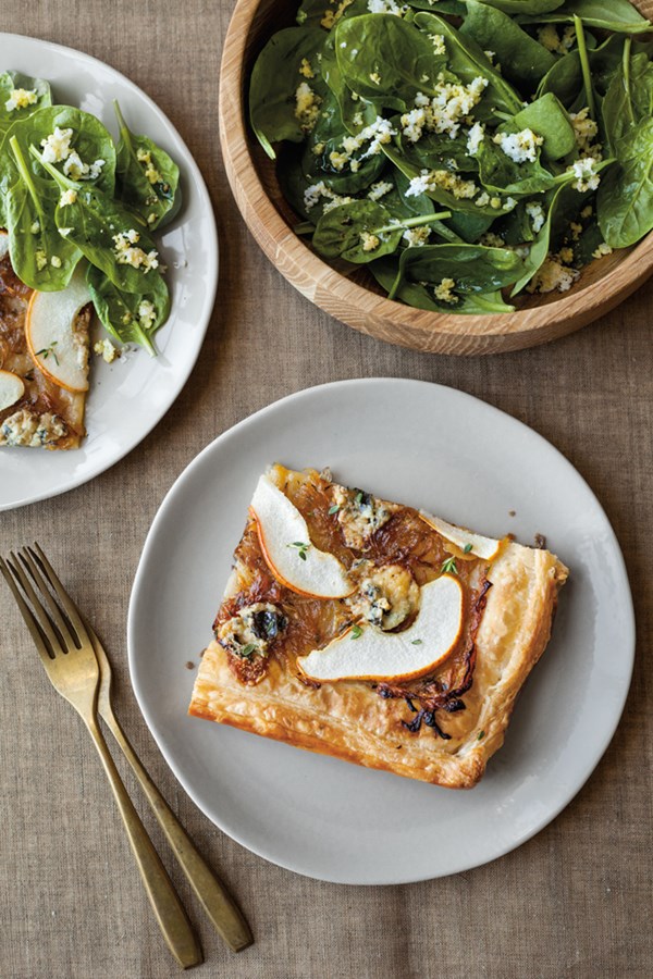 Pear, blue cheese, and onion tart with spinach salad