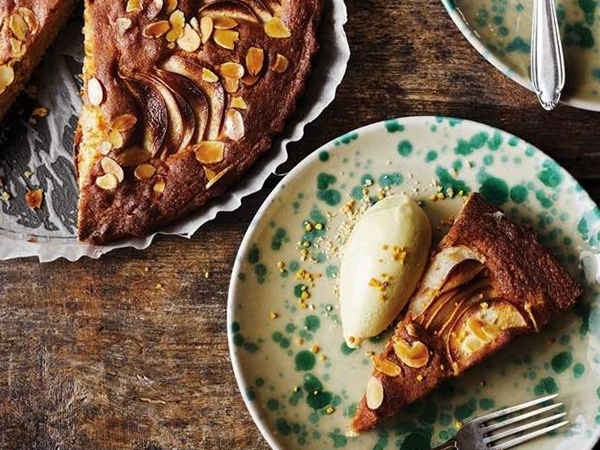 Pear cake with honey and spelt
