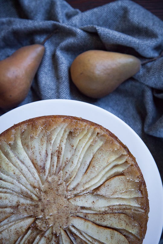 Pear cake with honey, walnuts and blue cheese