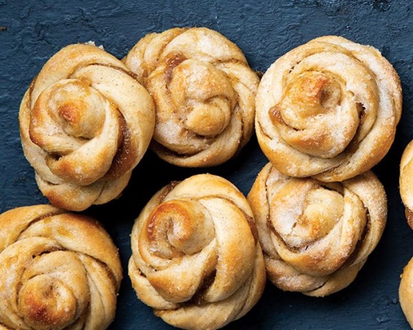 Pear cardamom buns [pear butter]