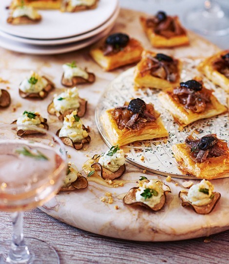 Pear crisps with blue cheese and hazelnuts