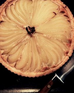 Pear-hazelnut tart