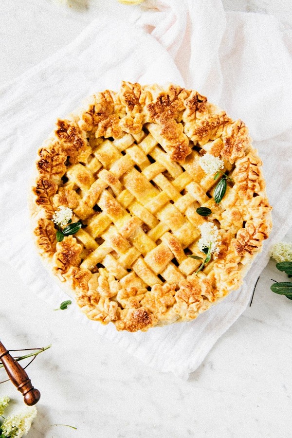 Pear pie with crème fraîche caramel