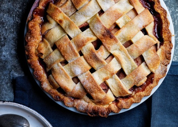 Pear pie with red wine and rosemary
