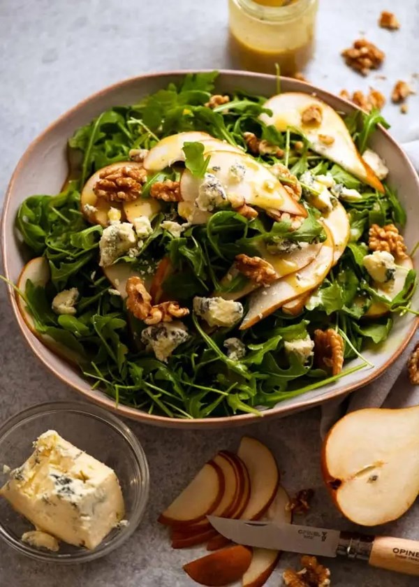 Pear salad with blue cheese and rocket