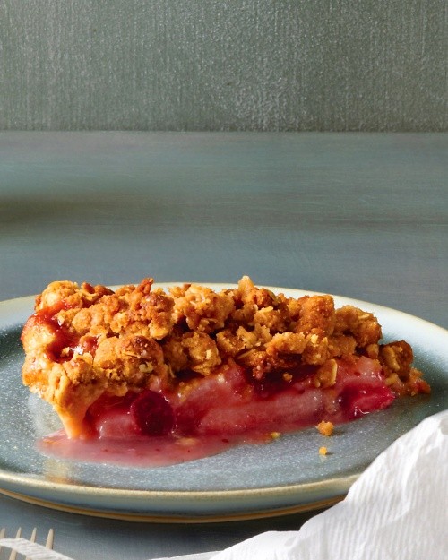 Pear streusel cranberry pie
