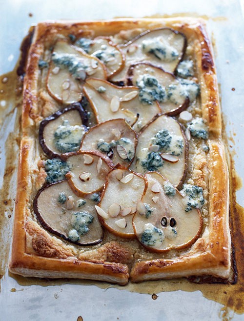 Pear tart with blue cheese and honey