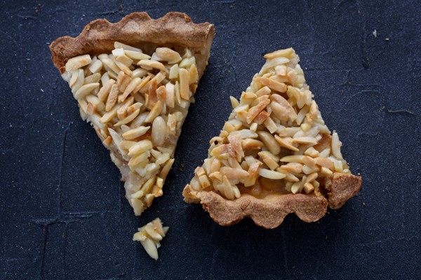 Pear tart with crunchy almond topping