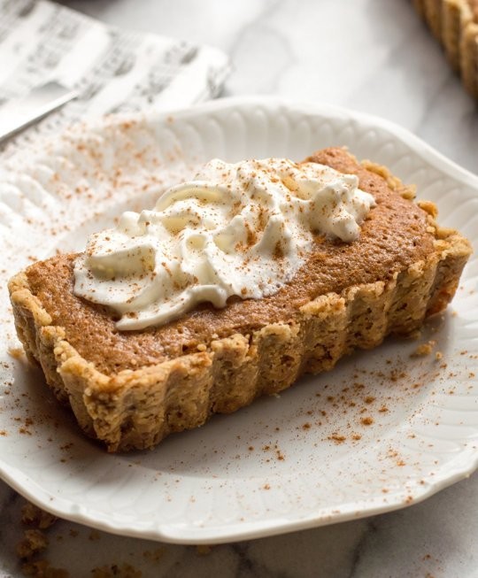 Pear tart with walnut crust