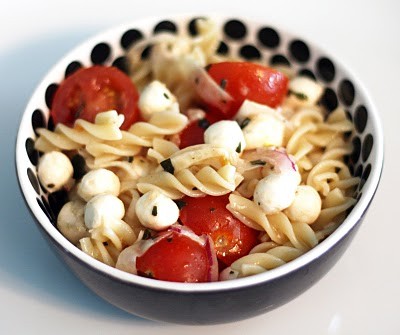 Pearl mozzarella, tomato & fennel pasta salad