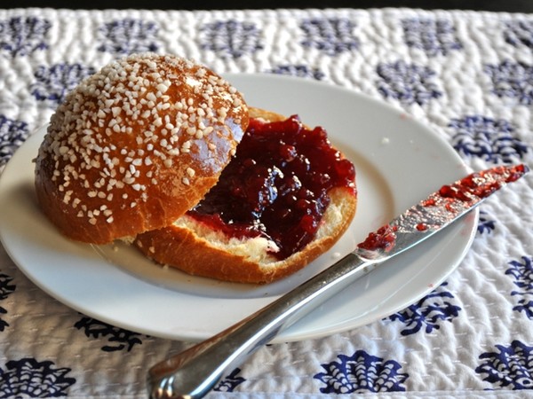 Pearl sugar brioche buns