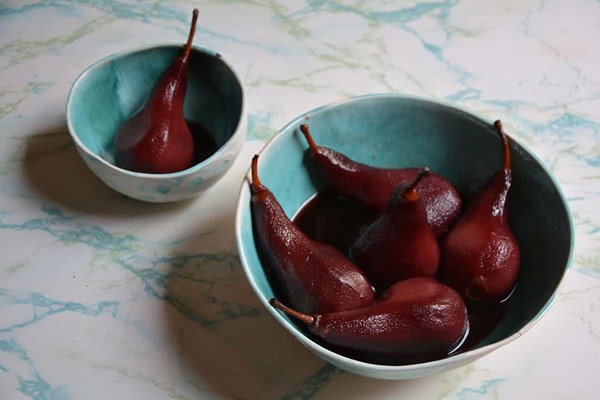Pears in red wine (Pere al vino rosso)