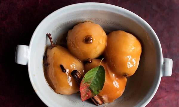 Pears with fudge sauce