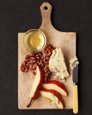 Pears with walnuts and Gorgonzola