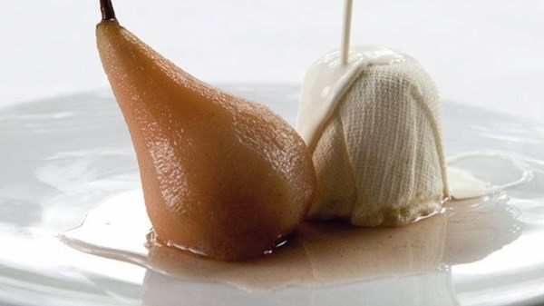 Pears with white wine, vanilla and fromage à la crème