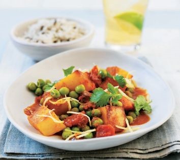 Peas and potatoes in tomato sauce