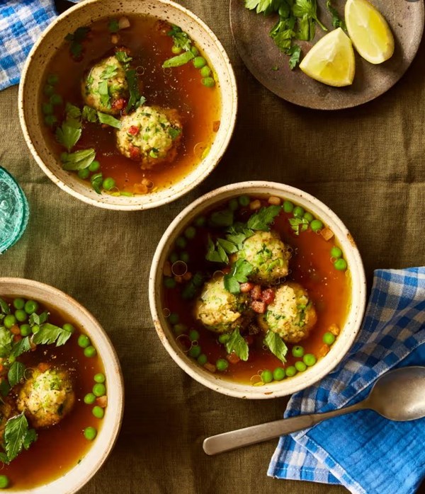 Peas, broth and bread dumplings