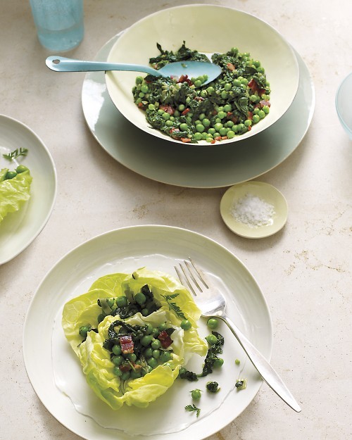 Peas with spinach and bacon in lettuce cups
