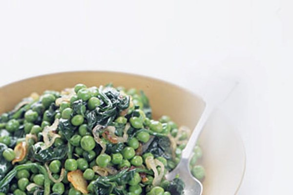 Peas with spinach and shallots
