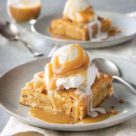 Pecan blondies with vanilla caramel