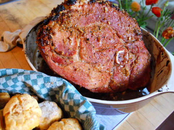 Pecan-crusted glazed baked ham with apricot mustard