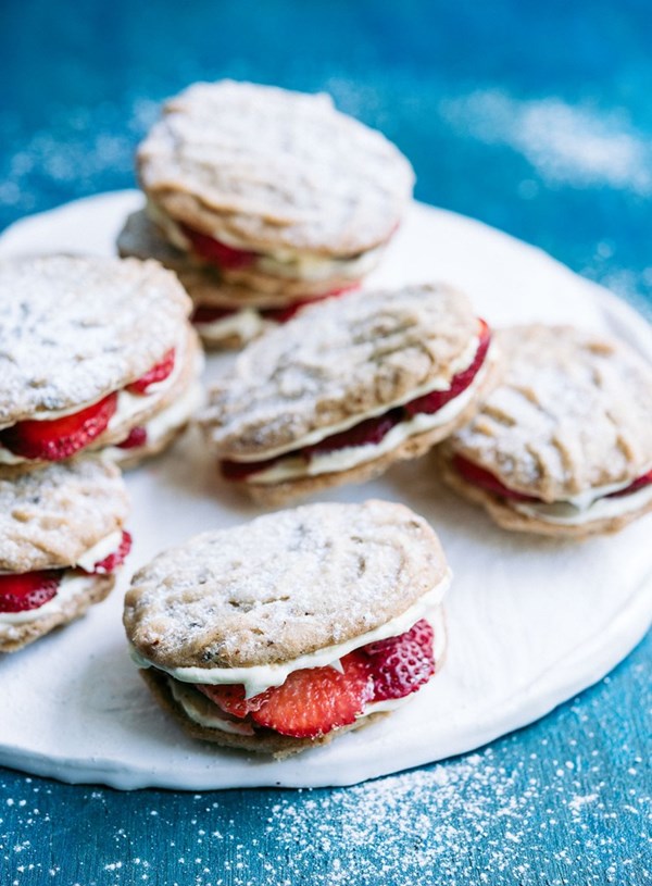 Pecan shortbreads with mascarpone and strawberries