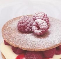 Pecan shortbreads with raspberries and raspberry purée