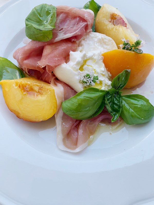 Peeled peaches with prosciutto, burrata and basil