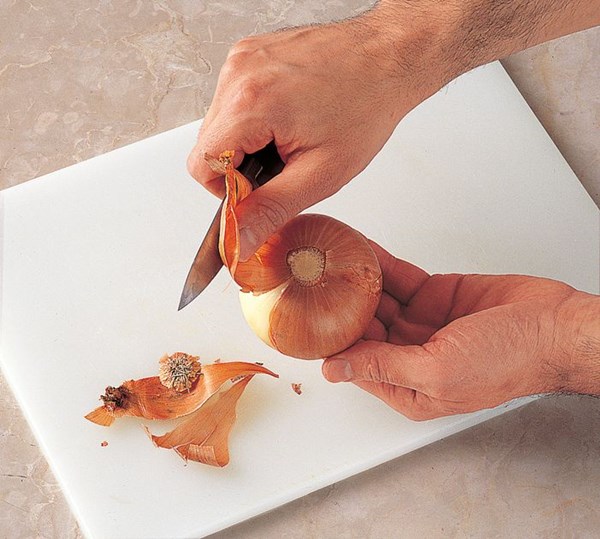 Peeling and slicing onions