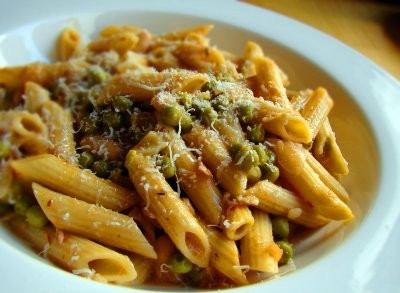 Penne pasta with peas and prosciutto