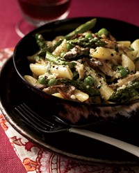 Penne with asparagus, peas, mushrooms and cream